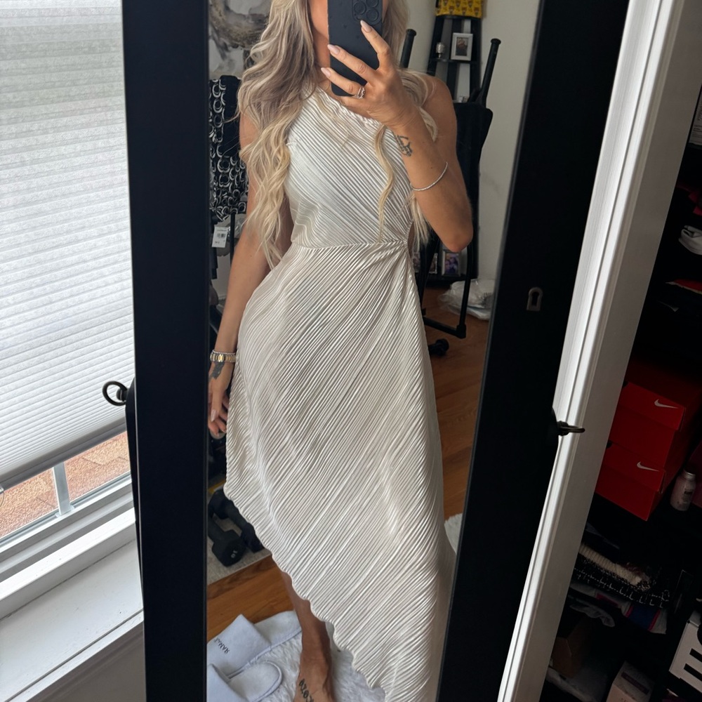 Elegant White ivory NWT Fashion nova one shoulder Asymmetrical Dress small